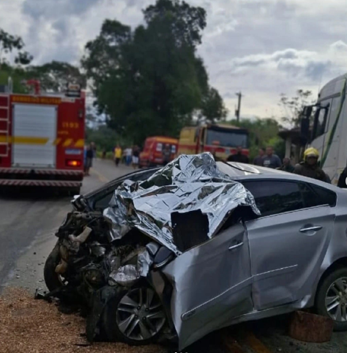 Veículo de passeio bate em rodotrem e motorista morre na MGC-120, em Dona Euzébia