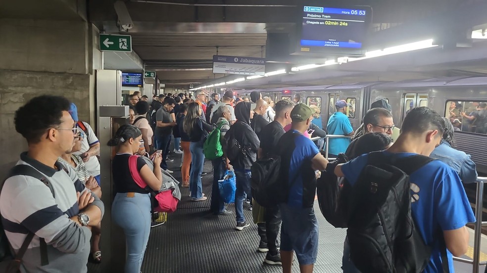 Passageiros aguardam trens na plataforma de estação — Foto: Hermínio Bernardo/TV Globo