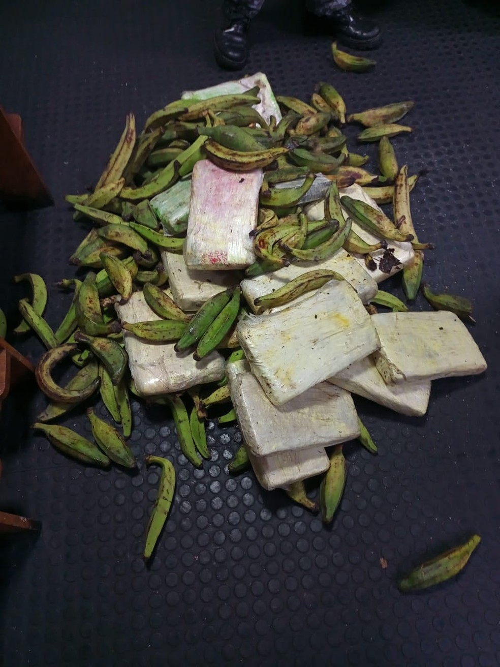 As drogas estavam escondidas em duas sacas de banana  — Foto: Divulgação