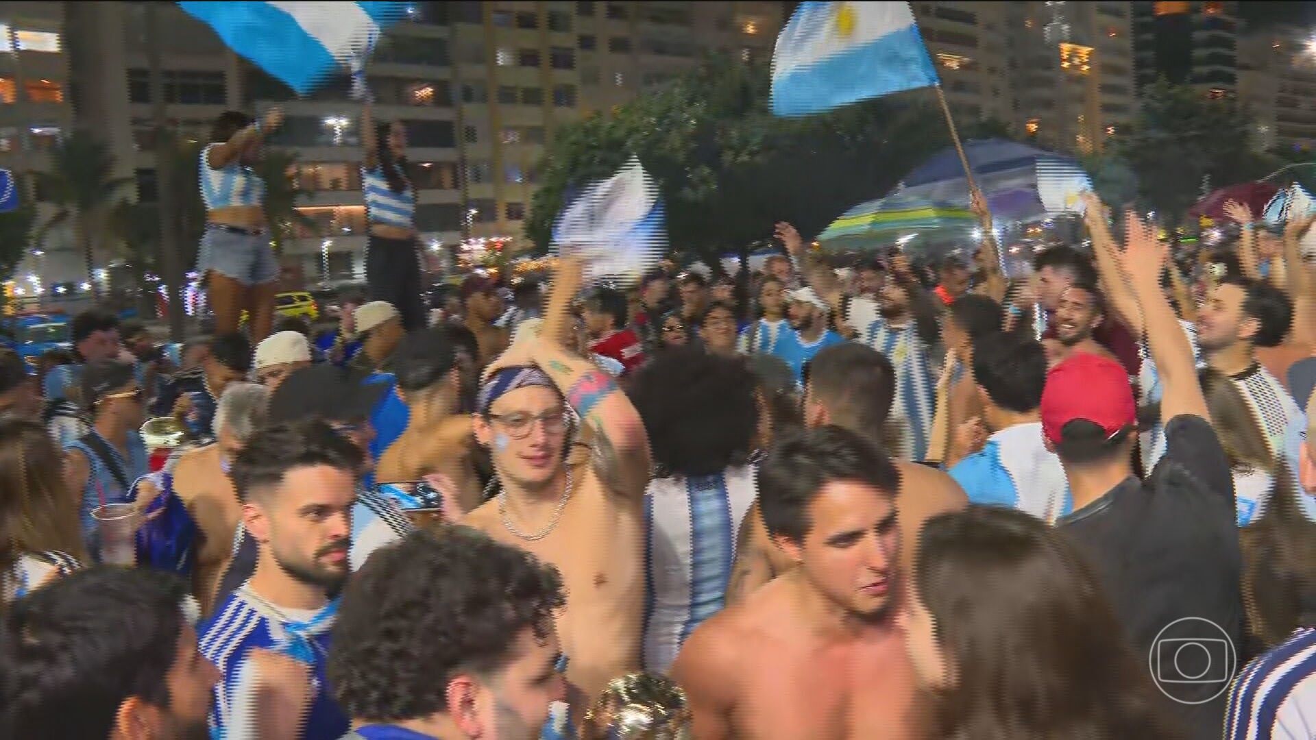 Argentinos comemoram vitória sobre a Inglaterra na Praia de Copacabana