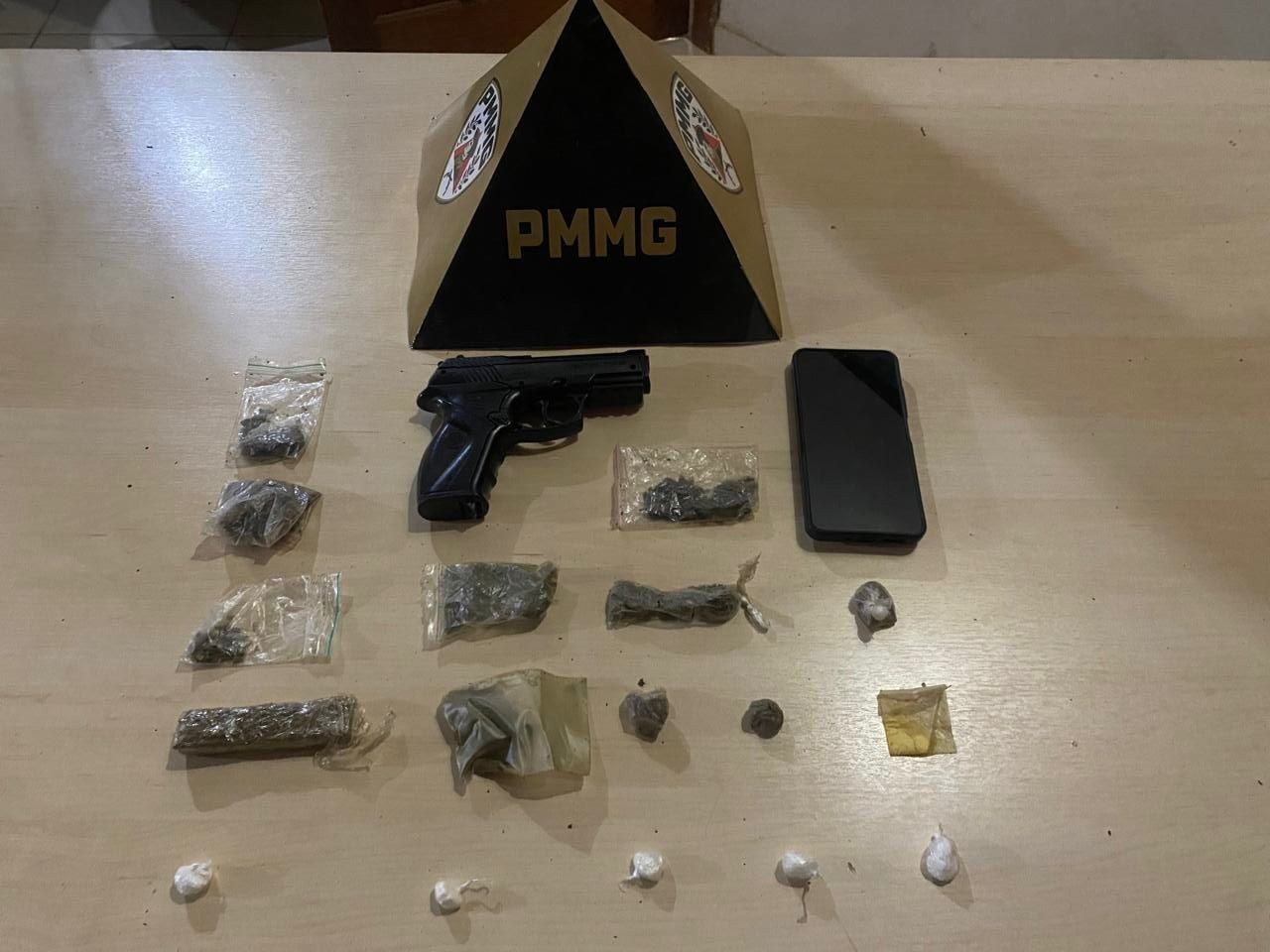 Homem é preso com arma de airsoft e drogas após ameaçar ex e rapaz em Lajinha