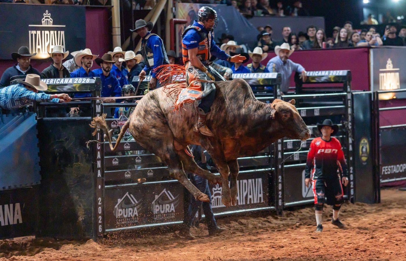 Competidor do MS lidera 2º round da montaria em touros em Americana com 87,50