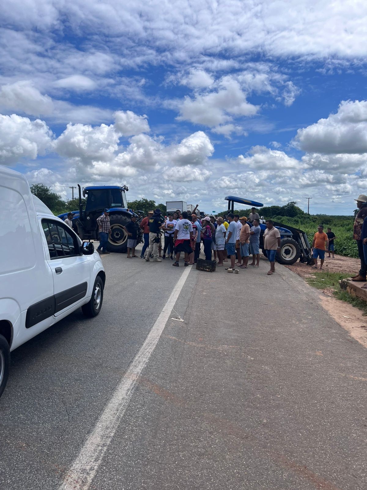 Manifestantes bloqueiam trecho da BR-304 em Mossoró