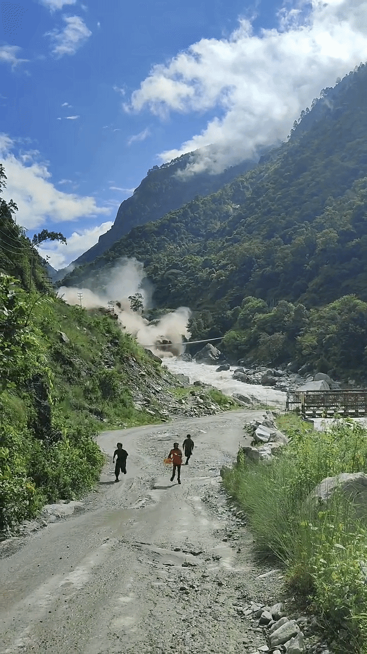 Avalanche no Nepal: VÍDEO mostra família ilhada em casa cercada pela enchente